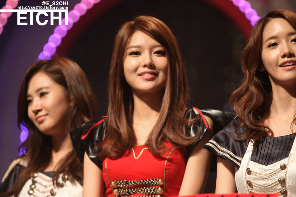 [PIC][01-09-2012]SNSD tại buổi Giao lưu và Ký tặng cho fan hâm mộ được tổ chức bởi thương hiệu "LOOK" vào chiều nay - Page 9 12629B4450434846241975