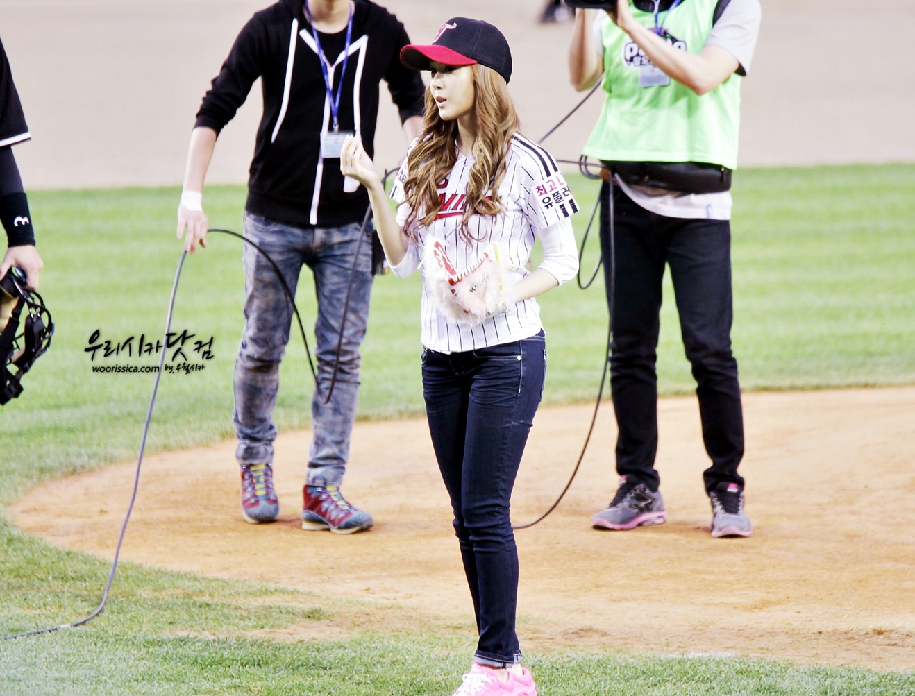 [PIC][11-05-2012]Jessica ném bóng mở màn cho trận đấu bóng chày giữa LG & Samsung chiều nay - Page 3 186E04494FAE63D21C9E6A