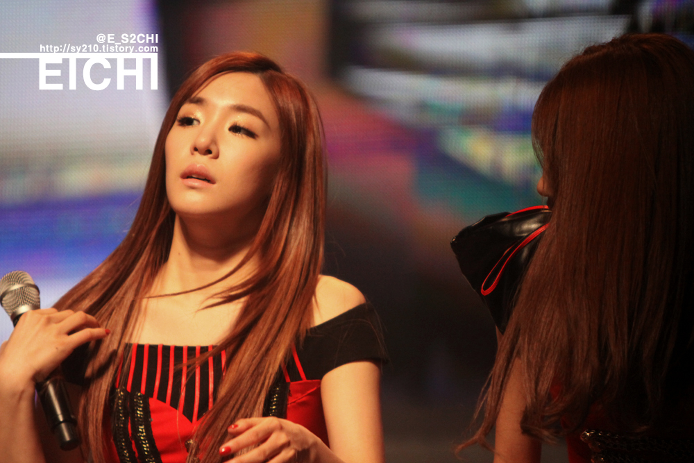 [PIC][01-09-2012]SNSD tại buổi Giao lưu và Ký tặng cho fan hâm mộ được tổ chức bởi thương hiệu "LOOK" vào chiều nay - Page 6 192B5349504312BF13E7CE