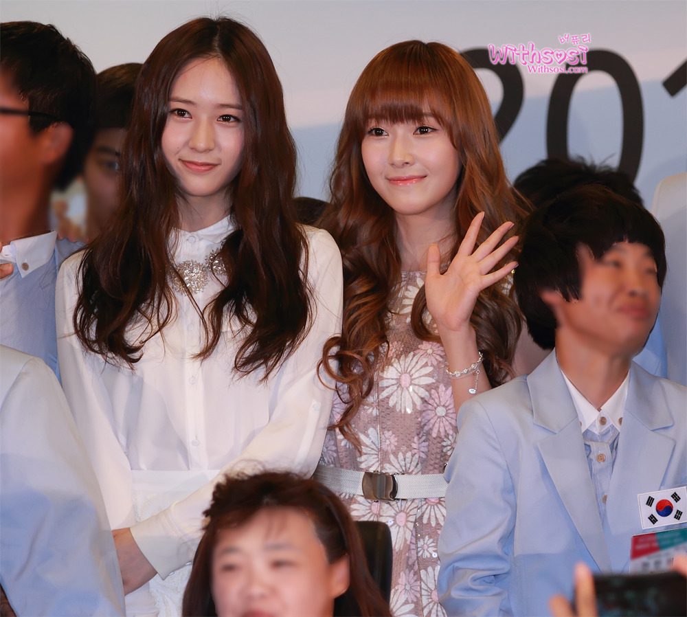 [PIC][17-08-2012]Jessica và Krystal tại Lễ nhậm chức Đại sứ cho "2012 London Paralympic" vào trưa nay 19774637502E357715D0BE