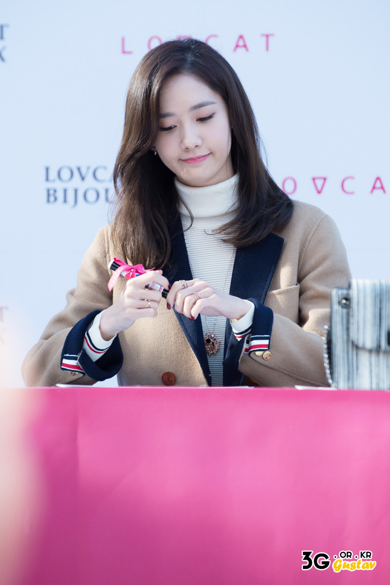 [PIC][24-10-2015]YoonA tham dự buổi fansign cho thương hiệu "LOVCAT" vào chiều nay - Page 3 2216C233562CDCC70555C0