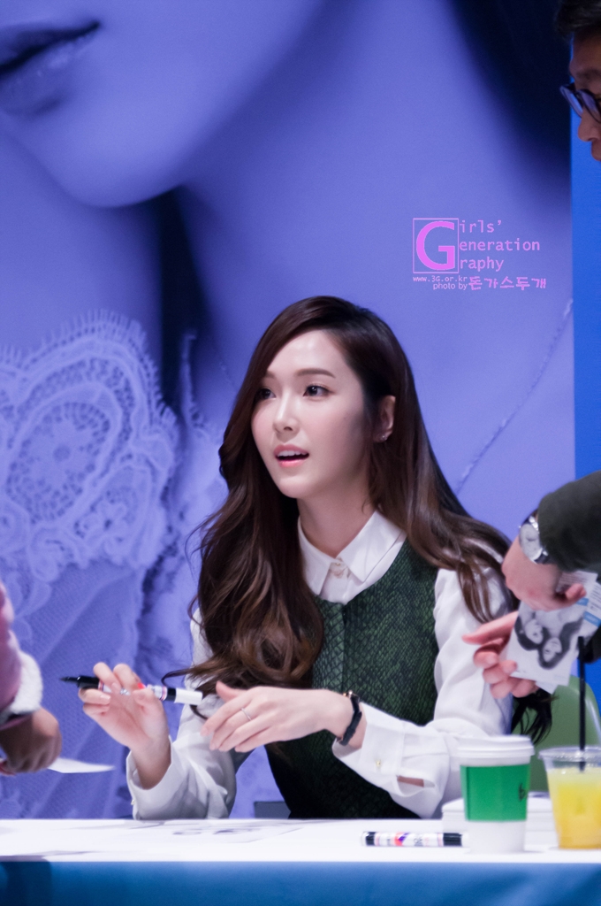 [PIC][01-12-2013]Jessica xuất hiện tại buổi fansign thứ 2 cho thương hiệu "STONEHENgE" vào trưa nay - Page 2 222CA84D529C60B32206C5