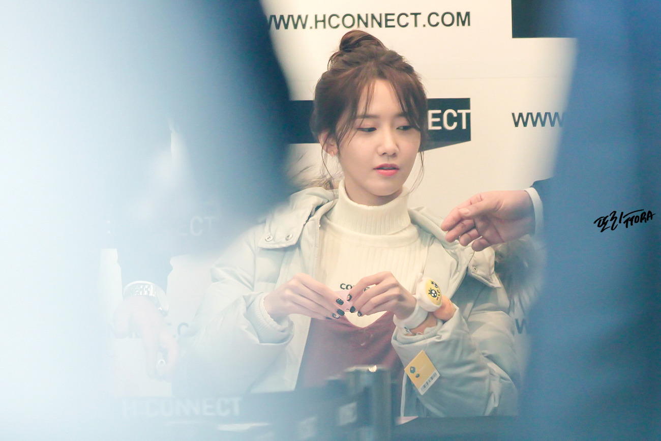 [PIC][02-12-2016]YoonA tham dự sự kiện Fansign "Love & Thanks Festival!" của thương hiệu H:CONNECT tại Gangnam Flagship Store vào chiều nay - Page 4 2260C246590896824D8F5A