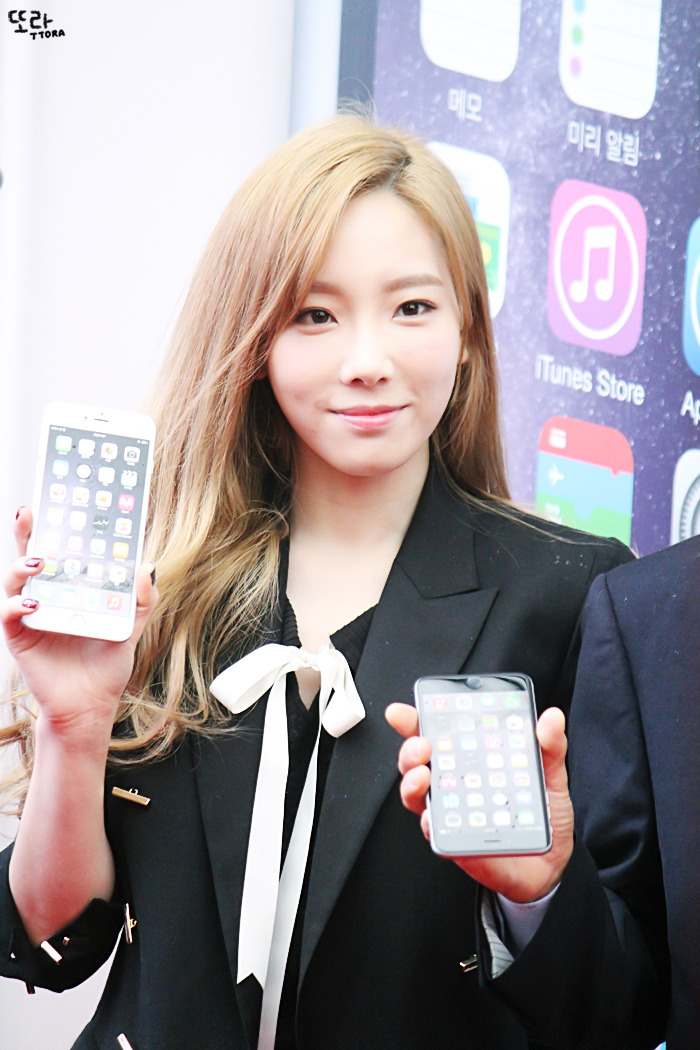 [PIC][31-10-2014]TaeTiSeo tham dự sự kiện "LG U+ iPhone 6 & 6 Plus Launching Fansign" vào sáng sớm nay 2350784354549A17094A94
