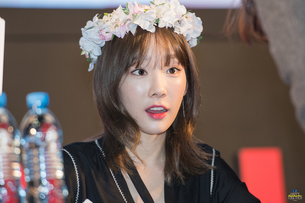 [PIC][18-11-2016]TaeYeon khởi hành đi Busan để tham dự buổi Fansign cho thương hiệu "Sword & Magic" vào hôm nay - Page 4 25289550582FE3963388A7