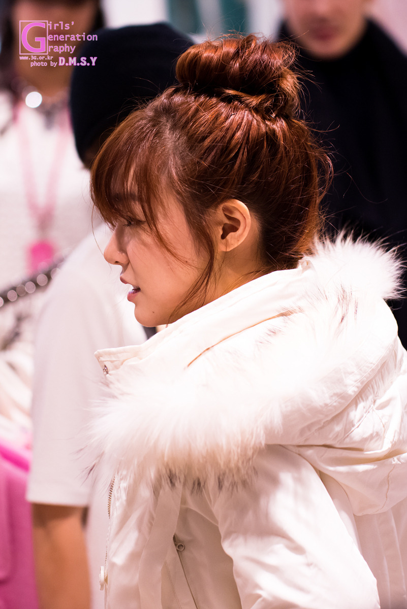 [PIC][28-11-2013]Tiffany ghé thăm cửa hàng "QUA" ở Hyundai Department Store vào trưa nay 2568F838529744CA289663