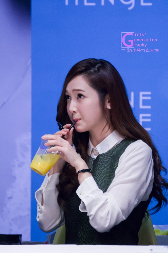 [PIC][01-12-2013]Jessica xuất hiện tại buổi fansign thứ 2 cho thương hiệu "STONEHENgE" vào trưa nay - Page 2 26067E50529C610622ED57