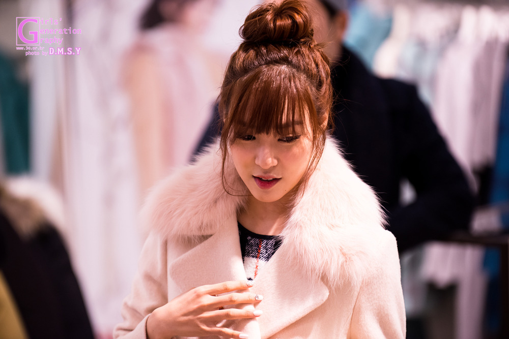 [PIC][28-11-2013]Tiffany ghé thăm cửa hàng "QUA" ở Hyundai Department Store vào trưa nay 265C0739529744C2197E3F