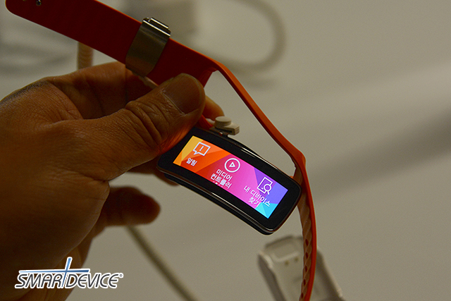 GEAR FIT, MWC2014, unpacked, 삼성, 삼성기어핏, 언팩2014, 웨어러블기기, 커브드디스플레이, 피트니스, 헬스밴드, 삼성전자, 갤럭시 기어, 삼성 기어2, 기어2, 기어 2, 기어 핏, 삼성 기어 핏, Gear 2, 스마트 시계