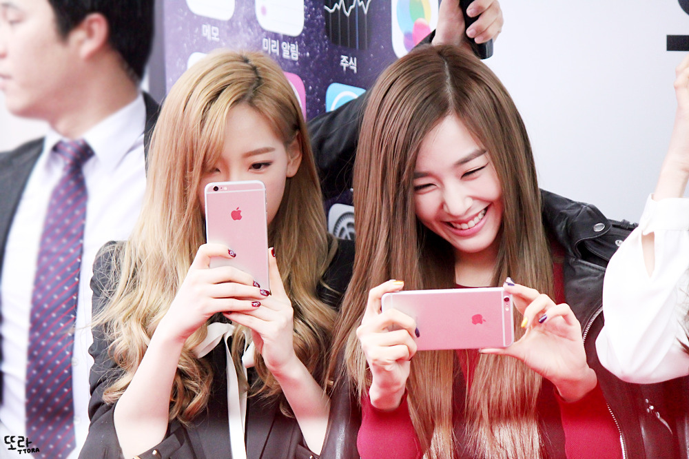 [PIC][31-10-2014]TaeTiSeo tham dự sự kiện "LG U+ iPhone 6 & 6 Plus Launching Fansign" vào sáng sớm nay 273CBA4354549A1821C4B6