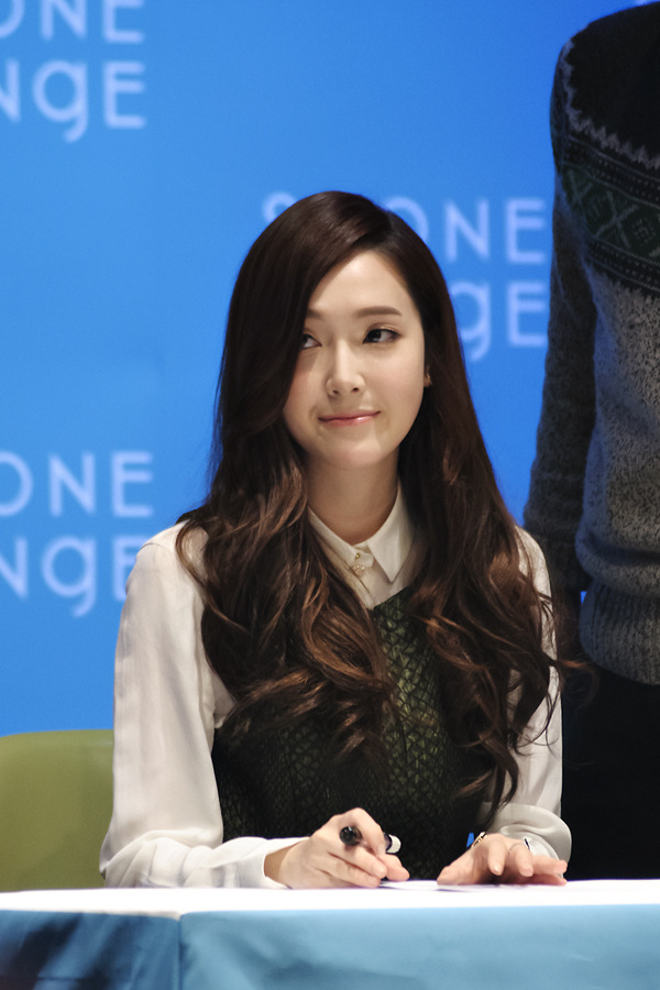 [PIC][01-12-2013]Jessica xuất hiện tại buổi fansign thứ 2 cho thương hiệu "STONEHENgE" vào trưa nay - Page 2 274AC746529CDC97264CD8