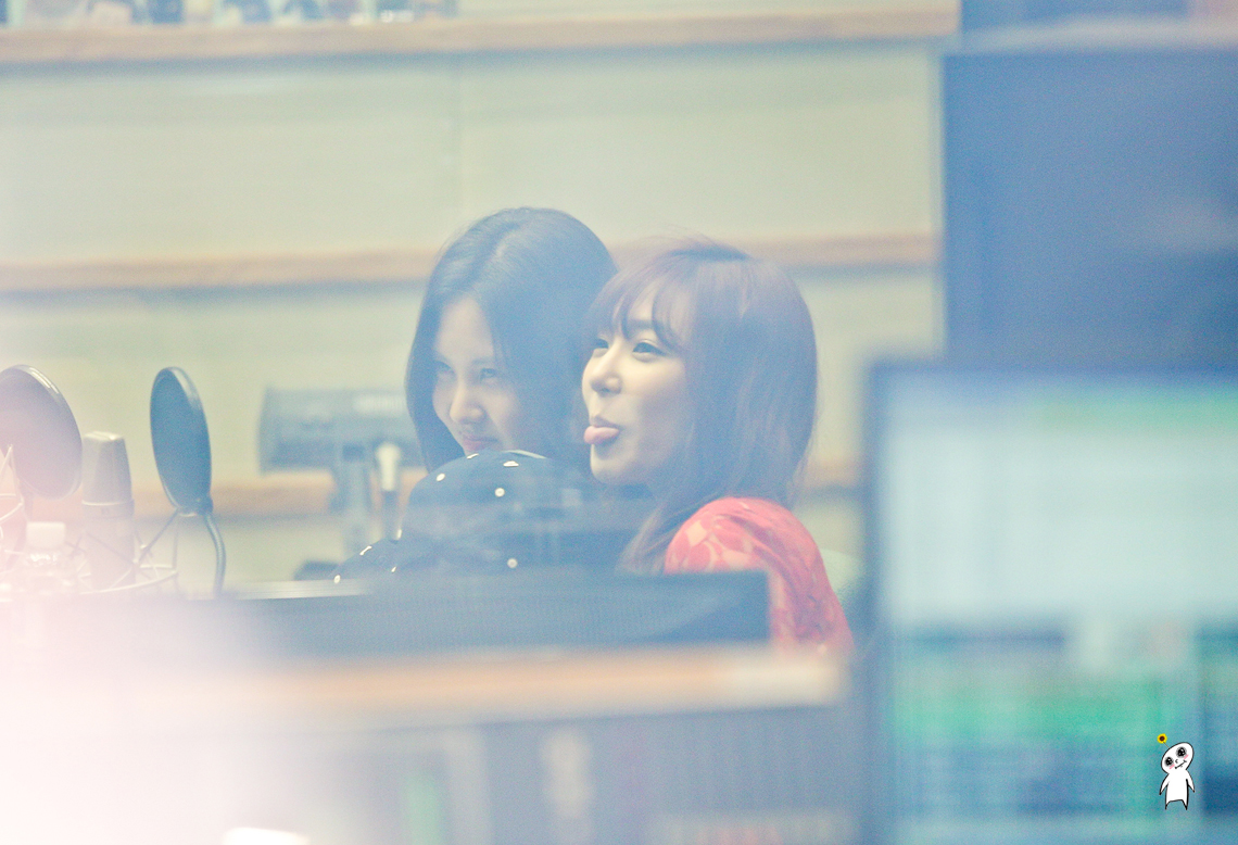 [PIC][29-10-2013]SeoHyun và Tiffany xuất hiện tại "KBS Cool FM Radio Jo JungChi & Harim 2 o'clock" vào trưa nay 21629A3B52784662328298