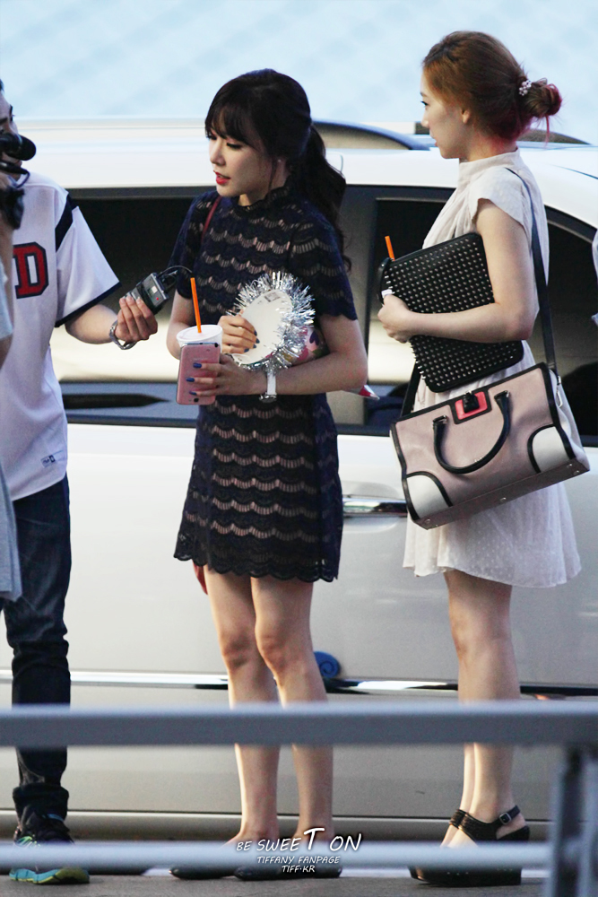 [PIC][26-07-2013]Tiffany - TaeYeon và Sunny khởi hành đi LA để hát Quốc ca mở màn cho trận đấu bóng chày giữa 2 đội Los Angeles Dodgers và Cincinnati Reds vào tối nay 221E364851F40366049B02