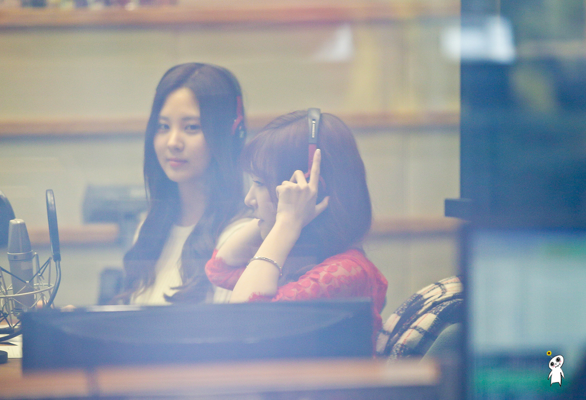 [PIC][29-10-2013]SeoHyun và Tiffany xuất hiện tại "KBS Cool FM Radio Jo JungChi & Harim 2 o'clock" vào trưa nay 222D533C5278465B2D2155