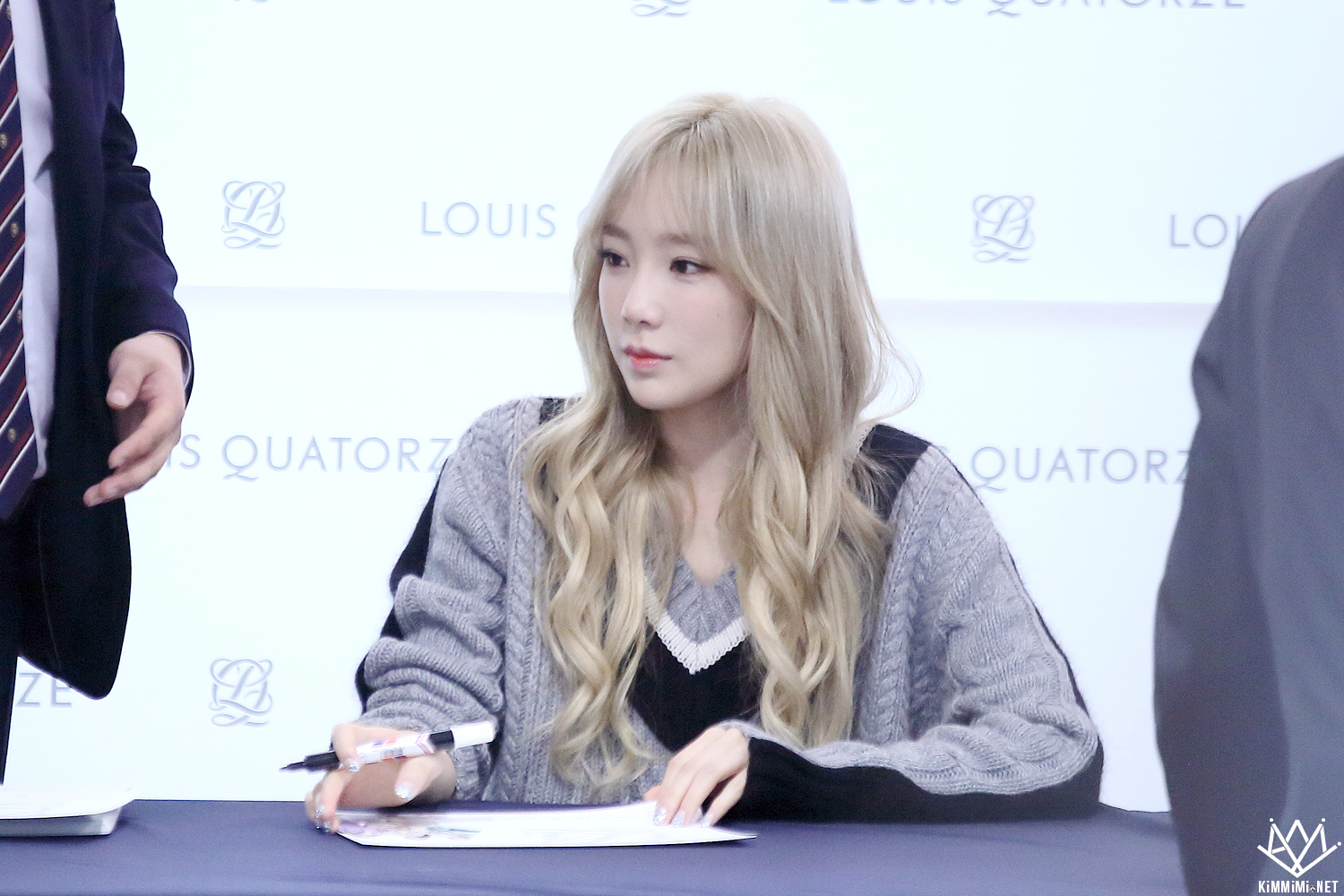 [PIC][27-11-2015]TaeTiSeo tham dự buổi Fansign cho thương hiệu "Louis Quartoze" tại Lotte Department Store Busan vào chiều nay - Page 6 2252D43756A7588F0AFDA8