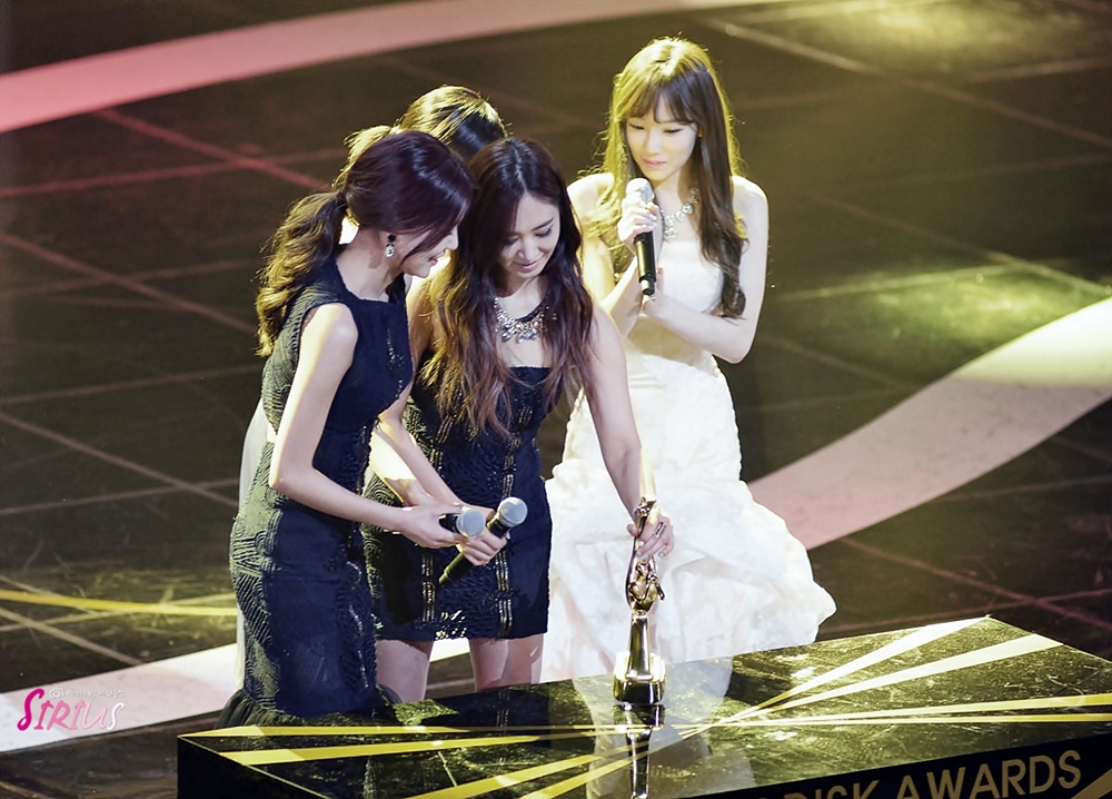 [PIC][16-01-2014]Hình ảnh từ "JTBC 28th Golden Disk Award" của MC TaeYeon và Tiffany vào tối nay + SNSD giành chiến thắng với 2 giải thưởng - Page 2 2279165052D915312B29F0