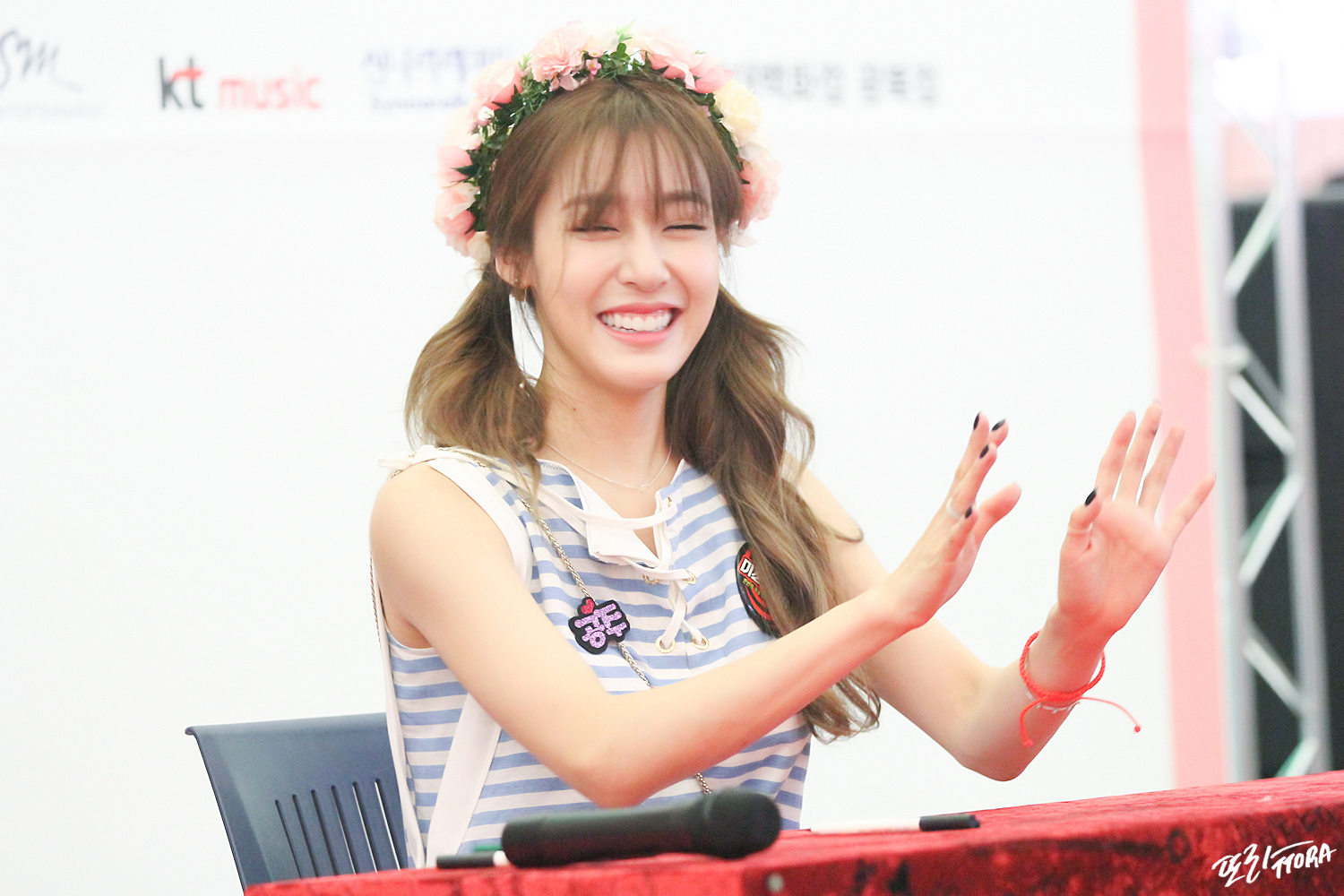 [PIC][06-06-2016]Tiffany tham dự buổi Fansign cho "I Just Wanna Dance" tại Busan vào chiều nay - Page 5 233E833C579F5DF121B3D8